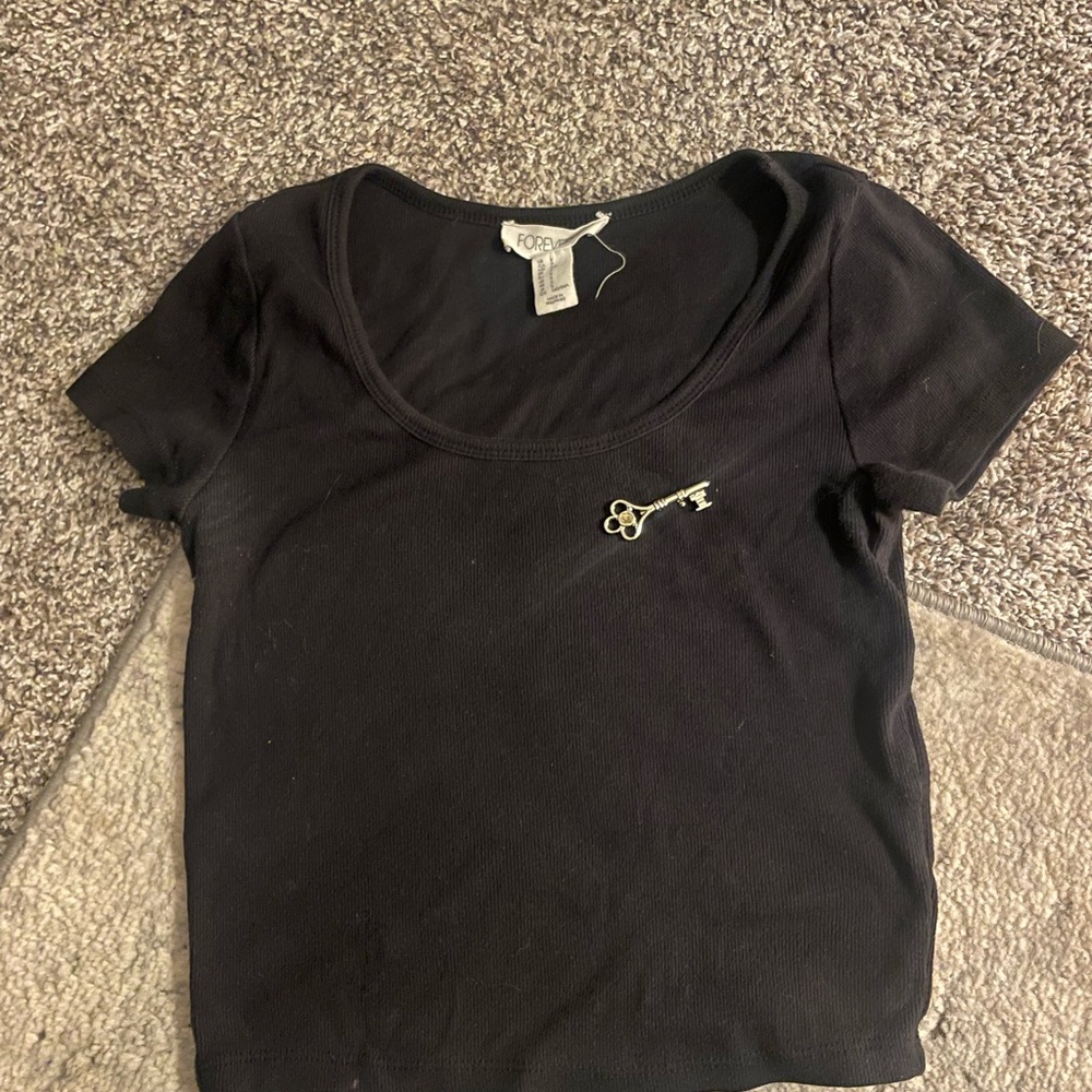 Forever 21 baby tee with key pendent